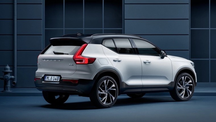 Rear right-side view of the Volvo XC40 Recharge