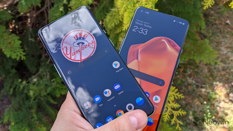 OnePlus 9 and OnePlus 9 Pro with displays on