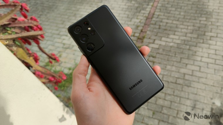 A Samsung Galaxy S21 Ultra in Phantom Black in someone&039s hands