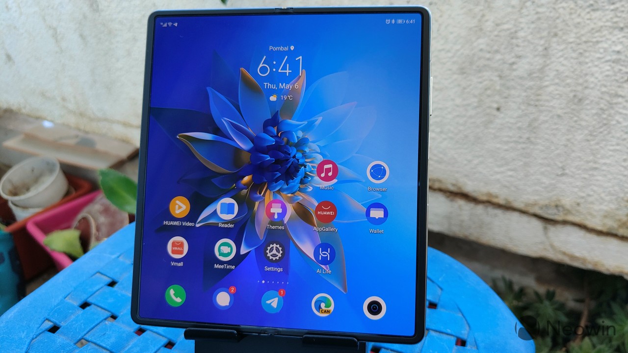 Inner display of the Huawei Mate X2 showing the home screen
