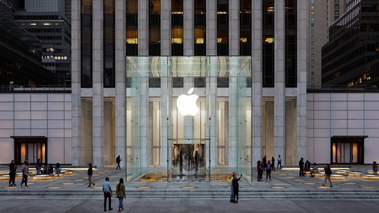 Facade of Apple&039s Fifth Avenue in New York
